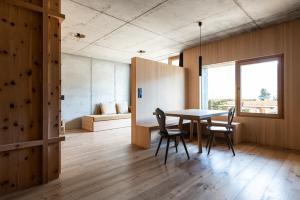 una cucina e una sala da pranzo con tavolo e sedie di Füchslhof a Marlengo