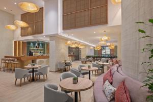 أوكس بوابة ابن بطوطة دبي في دبي: مطعم به طاولات وكراسي وبار