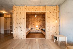 una camera con una parete in legno e una porta di Füchslhof a Marlengo Altre 39 foto