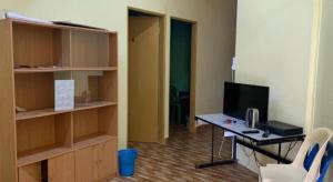 Habitación con escritorio y ordenador. en SPOT ON 89986 P&p Inn, en Tambunan