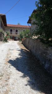 eine unbefestigte Straße vor einem Gebäude in der Unterkunft Agriturismo Tenuta San Giuseppe in Cossano Belbo