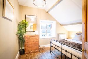 Giường trong phòng chung tại Northern Hideaways St Cuthberts