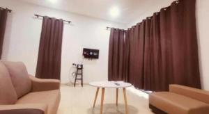 uma sala de estar com um sofá e uma mesa em OYO 90507 Chalet Sumayyah em Malaca mais 52 fotografias