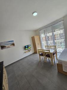 Μια τηλεόραση ή/και κέντρο ψυχαγωγίας στο Streha e Mikpritjes +5 φωτογραφίες