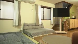 Et tv og/eller underholdning på YES YES Grand Suite- 4 min Walk to subway-Spacious 2BR for 6-7 Guest