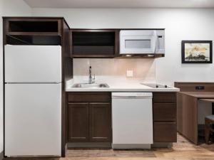 Køkken eller tekøkken på WoodSpring Suites Washington Meadowlands PA
