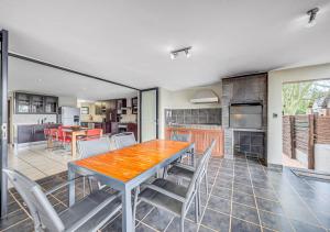 Η κουζίνα ή μικρή κουζίνα στο Bush Lodge Zebula 82 - 2 x 2B Chalets