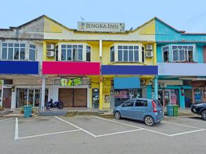 SUPER OYO 818 Hotel 11 في Bandar  Pusat Jengka: سيارة متوقفة في موقف للسيارات أمام مبنى