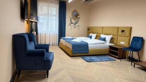 Postel nebo postele na pokoji v ubytování Oysters & Bubbles Gastro Hotel. Rynok square