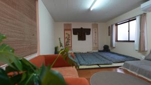 En eller flere senge i et værelse på YES YES Grand Suite- 4 min Walk to subway-Spacious 2BR for 6-7 Guest