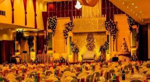 パルにあるRama Garden Hotelのステージの前に椅子が並べられた大きな部屋