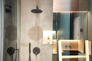 地拉那Ambassador Skyline Apartments的带淋浴和镜子的浴室 更多71张照片