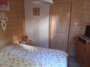 Postel nebo postele na pokoji v ubytování Chalet pour 2 personnes à 700m du Centre Ville