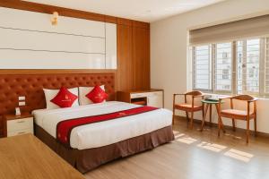 Un dormitorio con una cama grande con almohadas rojas. en Bình Long II Hotel, en Lai Châu 29 fotos más