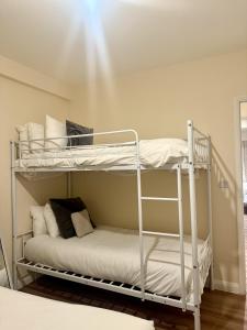 Postel nebo postele na pokoji v ubytování Eastbourne Beachfront Apartments