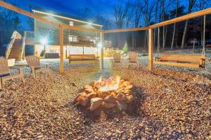 Fotografie z fotogalerie ubytování 6 Bedrooms Hot Tub Game Room Movie Theater v destinaci Hawley