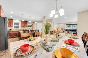 Kuchyň nebo kuchyňský kout v ubytování 6 Bedrooms Hot Tub Game Room Movie Theater + 114 fotografií