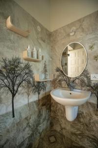 Et badeværelse på SaffronStays Oakridge Cottage + 36 billeder