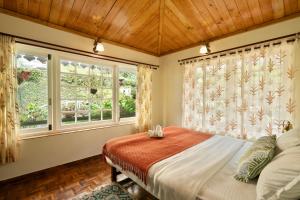 En eller flere senge i et værelse på SaffronStays Oakridge Cottage