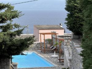 ein Haus mit einem Pool am Meer in der Unterkunft Jassemi Studio in Mavrovouni + 18 Fotos
