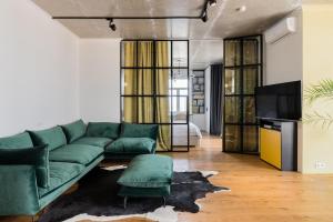 Гостиная зона в City Views From a Chic Highrise Apartment in the Heart of Kyiv