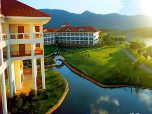Kunming Dianchi Garden Hotel & Spa في كونمينغ: اطلالة جوية على منتجع مع نهر