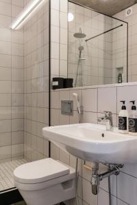 Ванная комната в City Views From a Chic Highrise Apartment in the Heart of Kyiv