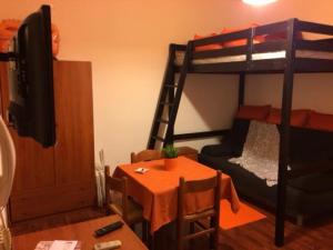 a room with a table and a bunk bed at Cartia 91 in Ragusa