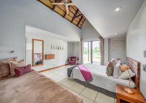 Ένα ή περισσότερα κρεβάτια σε δωμάτιο στο Bush Lodge Zebula 82 - 2 x 2B Chalets
