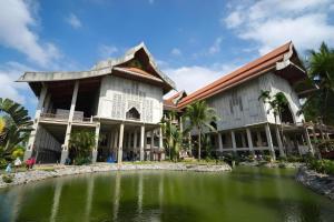 a building with a pond in front of it at OYO 91052 Hotel Kenangan in Kuala Terengganu
