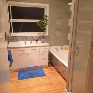 Ένα μπάνιο στο Single room with King single bed - Gateway to your adventures