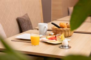 Jídlo v hotelu nebo okolí + 24 fotografií