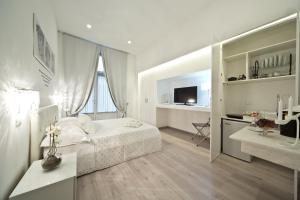 A bed or beds in a room at WhiteHouse
