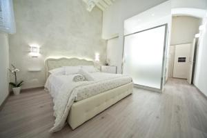 A bed or beds in a room at WhiteHouse