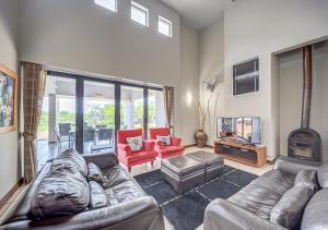 Μια τηλεόραση ή/και κέντρο ψυχαγωγίας στο Bush Lodge Zebula 82 - 2 x 2B Chalets