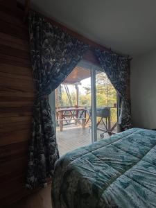 Giường trong phòng chung tại El Refugio del Chucao