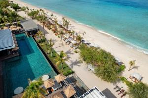 吉利美诺BASK Gili Meno的海滩空中景泳池