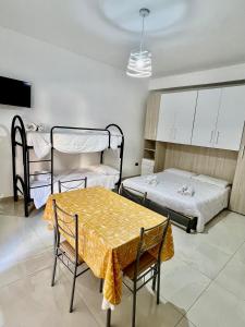 Postel nebo postele na pokoji v ubytování Affittacamere La bottega del barbiere