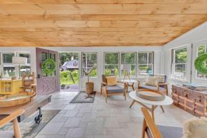 Posezení v ubytování Historic Winery Farmhouse by Lake