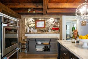 Kuchyň nebo kuchyňský kout v ubytování Historic Winery Farmhouse by Lake