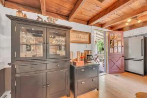 Kuchyň nebo kuchyňský kout v ubytování Historic Winery Farmhouse by Lake + 71 fotografií