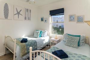 En eller flere senge i et værelse på Tide and Whale Tail + 25 billeder