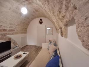 uma sala de estar com uma parede de pedra em Il Rifugio Del Nostromo em Mola di Bari