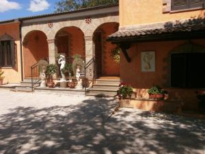 Barbarano RomanoにあるVilla Rosalba camereの階段と鉢植えの建物