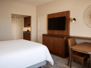 ラスベガスにあるTrump International Hotel Las Vegas, a Hilton Grand Vacations Club- STUDIO STPのベッドと薄型テレビがあるホテルの部屋