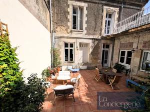 En balkon eller terrasse på L'Auberge Maillochon- 6 personnes- 3 chambres- Poitiers Gare