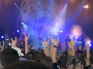a crowd of people with their hands up at a concert at La Maison Des Landes in Mouzillon