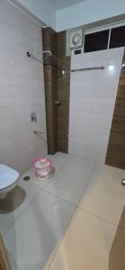 baño con aseo y un bol rosa en el suelo en Hotel KCR, en Srikalahasti