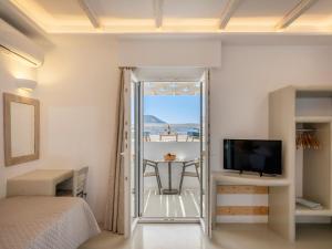 Μια τηλεόραση ή/και κέντρο ψυχαγωγίας στο KrotiriBay adults