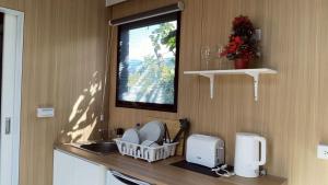 un bancone della cucina con lavandino e finestra di Cloudview Cottages by Tiny Away a Huan-shan